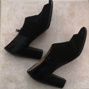 Naturalizer black open toe booty heels